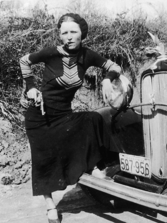 Bonnie Parker portando un arma de fuego.