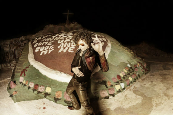 Enrique Bunbury, con los pies en la tierra. Foto: Especial