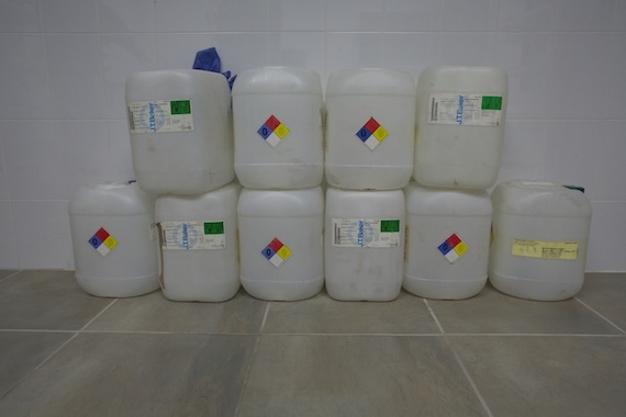 Estos galones de agua destilada fueron lo único que nos dejó grabar Hernández Cárdenas. Foto: Brian Anderson, Vice.