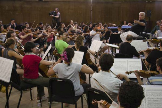 Durante un ensayo con la Filarmónica de Berlín. Foto: danielbarenboim.com
