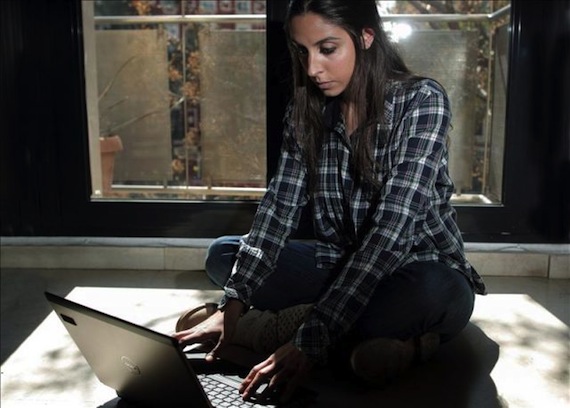 La luz de las laptops y smartphones puede desencadenar un aumento de apetito entre sus usuarios. Foto: EFE