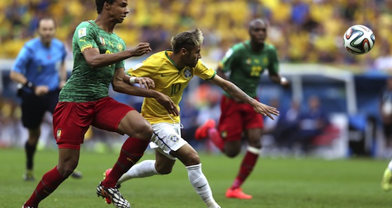 Neymar y el centrocampista camerunés, Joel Matip. Foto: EFE