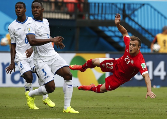 El centrocampista Xherdan Shaqiri de Suiza antes de la apertura del marcador 1-0 frente a la selección de Honduras durante el tercer partido de la ronda preliminar del grupo E en el Estadio Arena Amazonía en Manaus, Brasil, 25 de Junio del 2014. Foto: EFE