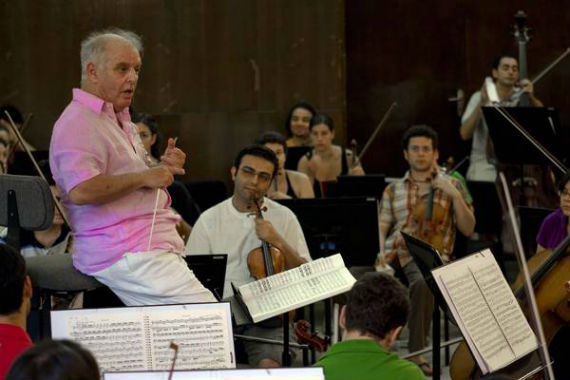 Junto a la West-Eastern Divan Orchestra. Foto: danielbarenboim.com