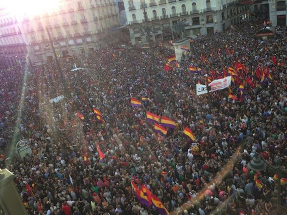 Miles se concentran en distintas plazas de España. Foto vía Twitter: @_isaacrosa