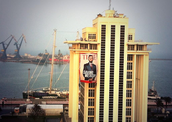 Manta en la Torre de Pemex, en el Puerto de Veracruz, por la que demandaron a activista de Greenpeace Foto: Twitter @greenpeacemx
