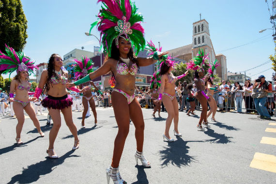 Un grupo de "garotas" durante el carnaval latino. Foto: EFE
