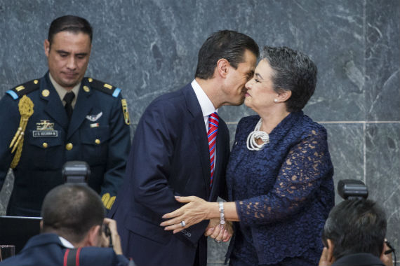 Enrique Peña Nieto, presidente de México, y Yoloxóchitl Bustamante, directora del IPN, durante la ceremonia por el 78 aniversario del Instituto Politécnico Nacional. Foto: Cuartoscuro