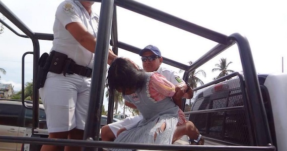 Mujer indígena es detenida por policías de Acapulco. Foto: Twitter