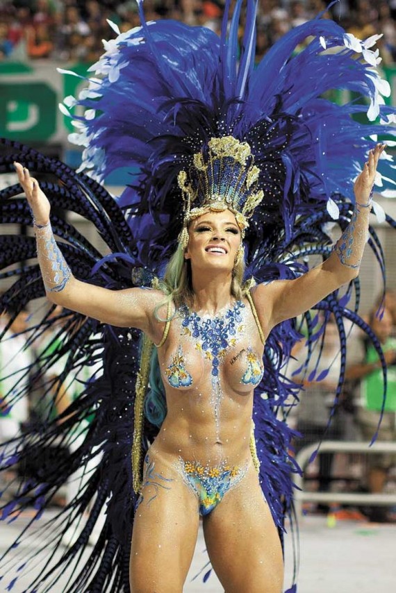 Una de las figuras de la escuela de samba Mancha Verde. Foto: EFE