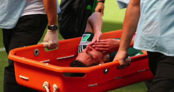 Moreno fue reemplazado en camilla por Diego Reyes en el minuto 46. Foto: EFE