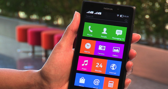 Nokia X2 es un teléfono inteligente de bajo coste con una pantalla de 4,3 pulgadas y de 800x480 píxeles de resolución. Foto: www.microsoft.com