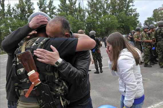 En el texto, explicó hoy AI en un comunicado, se recogen las denuncias de secuestros y torturas perpetradas por "grupos armados separatistas" y por "fuerzas partidarias de Kiev". Foto: EFE