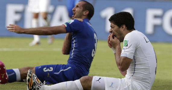 La FIFA dejó en firme las sanciones al delantero expedidas el 25 de junio pasado por morder al defensor italiano Giorgio Chielini. Foto: EFE