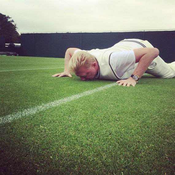 Besando el césped de Wimbledon, torneo que ganó tres veces. Foto: Facebook