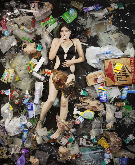 EL autor de la serie reunió la basura de una semana con quienes la producían. Foto: Gregg segal