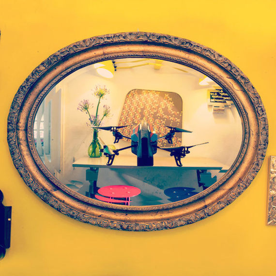 Los drones recrean las autofotos que los humanos se realizan cotidianamente. Foto: IOCOSE