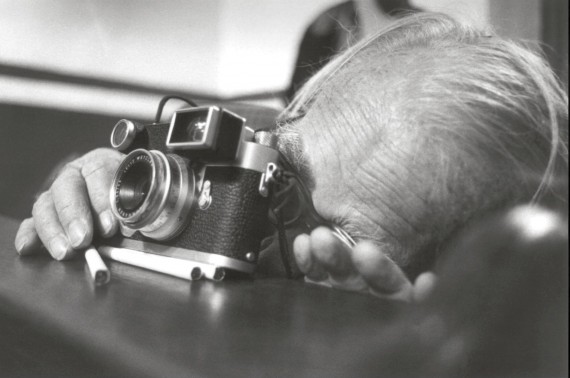 Walter Reuter y su cámara fotográfica. Foto: Facebook Premio Alemán de Periodismo Walter Reuter