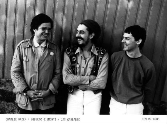 Una fotografía de 1981: Haden, Gismonti y Garbarek. Foto: Facebook