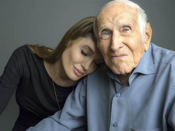 Fotografía facilitada por Universal Pictures de la actriz Angelina Jolie que posa junto al atleta olímpico y héroe de guerra Louis Zamperini (Nueva York, 1917) en la primera imagen que facilitó la distribuidora Universal de "Unbroken", su segunda película como directora. EFE/Archivo