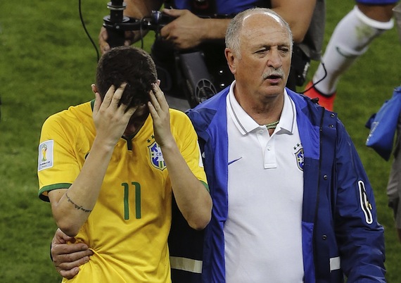 El entrenador brasileño Luiz Felipe Scolari (d) consuela al centrocampista Oscar (i), al término del partido Brasil-Alemania. Foto: EFE