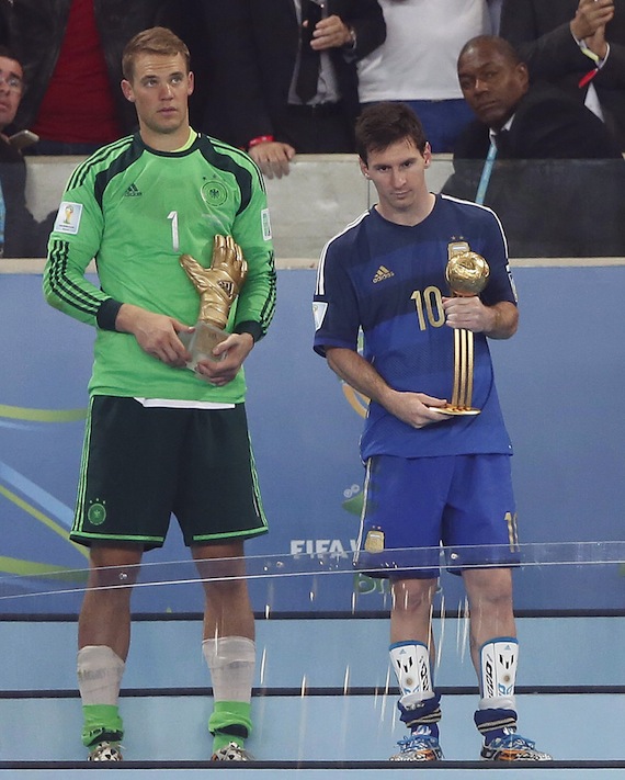 El jugador argentino Lionel Messi tras recibir el premio del Balón de Oro al mejor jugador del Mundial. Foto: EFE