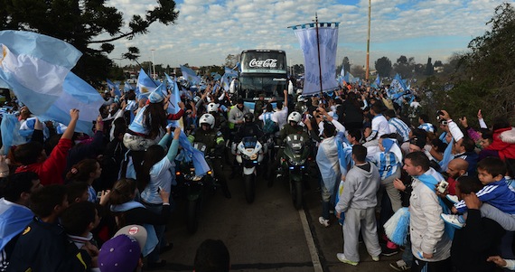 Una multitud recibe al seleccionado argentino de fútbol a su regreso al país hoy, lunes 14 de julio de 2014, luego de caer derrotado por Alemania en la final del Mundial Brasil 2014. Foto: EFE