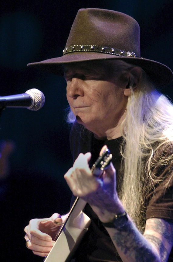 El guitarrista estadounidense Johnny Winter, considerado leyenda viva del blues eléctrico y quien formara parte del cartel del mítico festival de música Woodstock de 1969, durante el concierto que ofreció en Valladolid dentro del ciclo "Las Noches de San Benito 2010". EFE/Archivo