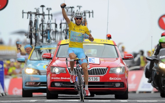 El líder de la clasificación general, el italiano Vincenzo Nibali del equipo Astana, celebra su victoria tras cruzar la línea de meta de la 18ª etapa del Tour de Francia en Hautacam. Foto: EFE/Archivo