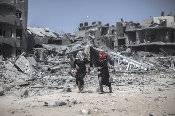 Dos mujeres palestinas caminan por una calle de Beit Hanoun, al norte de la Franja de Gaza. Foto: EFE