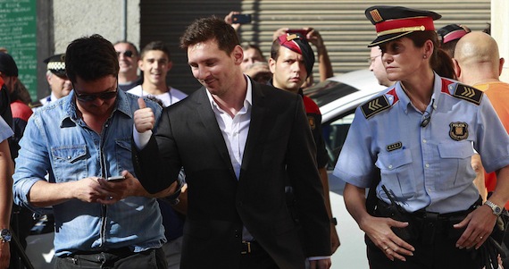 El futbolista del F.C.Barcelona Lionel Messi llega al juzgado de Gavà acusado de defraudar a Hacienda cerca de 4 millones de euros, el pasado mes de septiembre. Foto: EFE/Archivo
