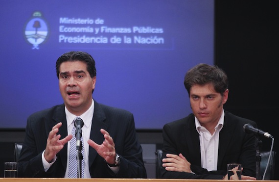 En la imagen, el ministro argentino de Economía, Axel Kicillof (d), y el jefe de Gabinete argentino, Jorge Capitanich (i). Foto: EFE