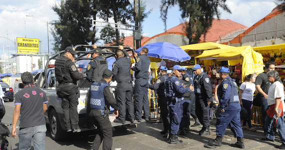 Reportes preliminares policiacos señalan que cuatro hombres abrieron fuego entre los puestos que se encuentran en el Eje 1 Norte. Foto: Cuartoscuro