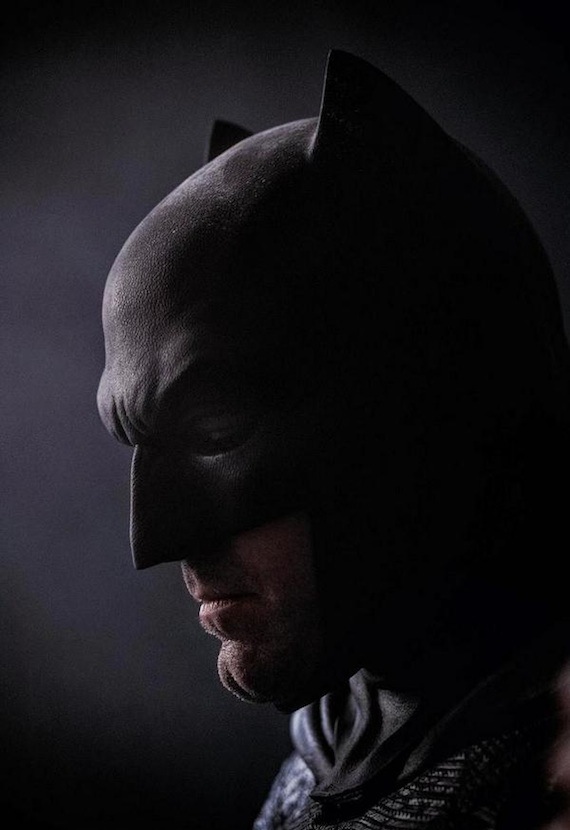 Las fotos nos dejan ver la capa de cuero y la capucha con máscara característica del caballero oscuro. Foto: DC Entertainment