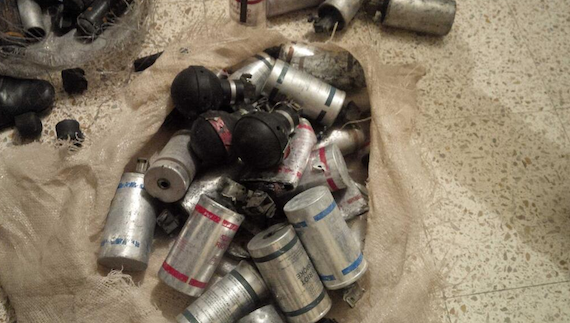 Algunos de los artefactos con los que fueron agredidos los pobladores. Foto vía Twitter: @RoxanaLunaP