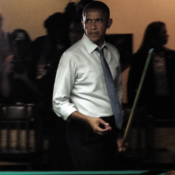 Obama jugando billar presuntamente en en Wynkoop Brewing Company, en Colorado, EU. Foto: Vía Instagram manton89