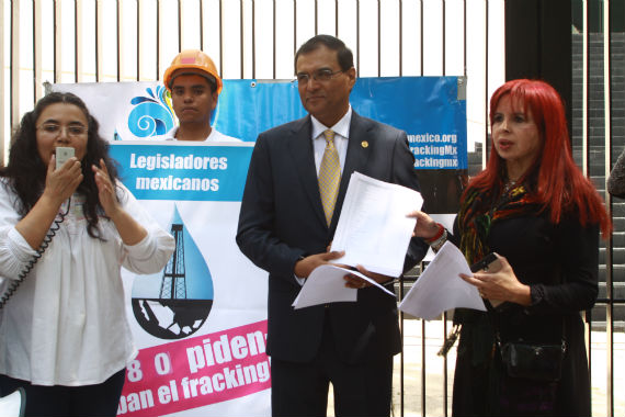 Alianza contra el Fracking presentó firmas en el Senado de la República. Foto: Antonio Cruz, SinEmbargo