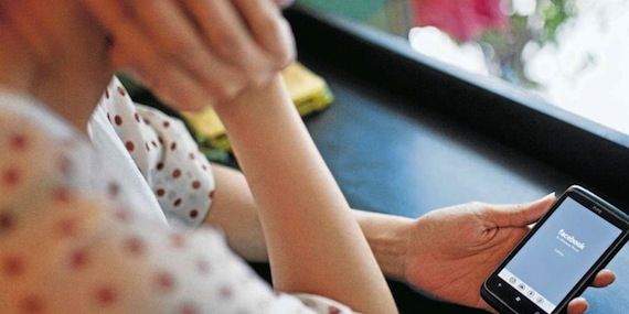 Pasar mucho tiempo al pendiente de las redes sociales puede causar malestar entre los usuarios. Foto: EFE