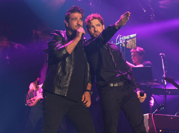 Antonio Orozco y David Bisbal, juntos en el escenario. Foto: Especial