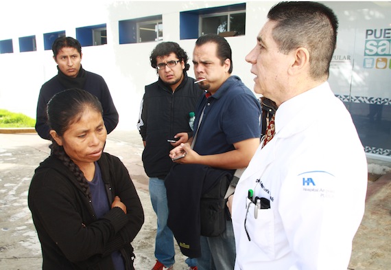 Elia Tamayo recibiendo el informe del neurólogo Luis Felipe Loría. Foto: Antonio Cruz, SinEmbargo