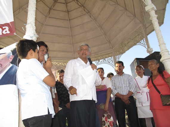 Andrés Manuel López Obrador durante su visita a los municipios de Juárez y Tapalapa, Chiapas. Foto: Morena