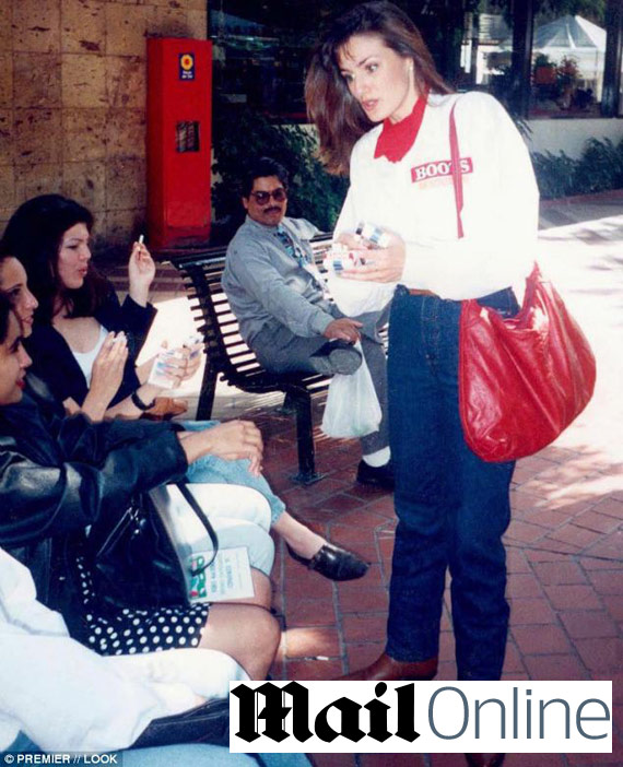 La reina de botas y promocionando Boots. Foto: DailyMail