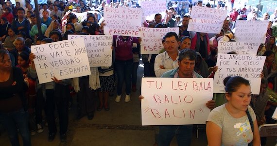 Habitantes de San Bernardino Chalchihuapan el pasado 22 de julio durante el sepelio de José Luis Alberto Tehuatlie. Foto: Francisco Cañedo, SinEmabargo