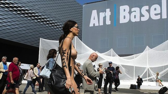 Los performances de la artista suiza Milo Moiré también han sido objeto de polémica. Foto: EFE