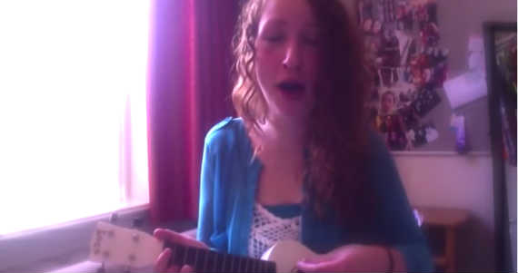 El video ha levantado polémica en redes, en donde han tratado de explicar el tono de la versión de la mexicana. Foto: Especial