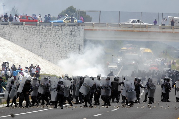 Enfrentamiento del 9 de julio pasado, entre habitantes de juntas auxiliares de Puebla con policías. Foto: Cuartoscuro 