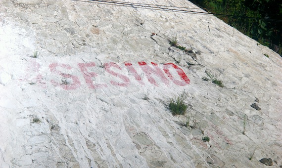 En el puente donde se dio el enfrentamiento el pasado 9 de julio aún se ve la palabra "ASESINO". Foto: Francisco Cañedo, SinEmbargo