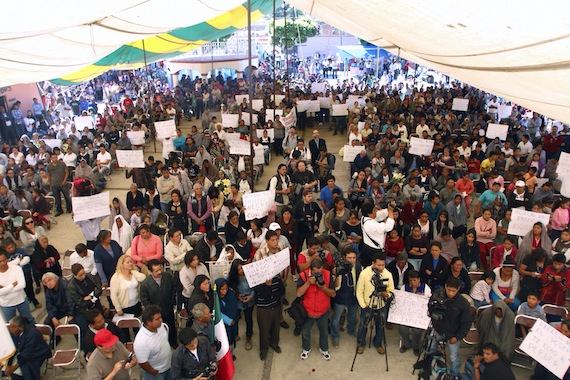 Los pobladores también aprovecharon para gritar algunas consignas contra Moreno Valle. Foto: Francisco Cañedo, SinEmbargo