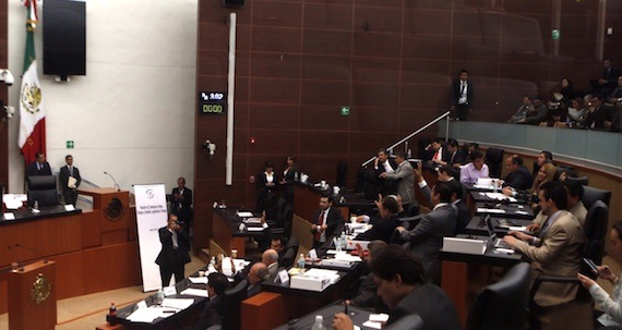 Comisiones unidas aprobando cuarto dictamen de leyes energéticas. Foto: Francisco Cañedo, SinEmbargo