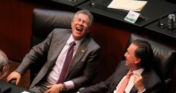 David Penchynna, presidente de la Comisión de Energía y Emilio Gamboa, Coordinador de la bancada del PRI. Foto: Cuartoscuro.